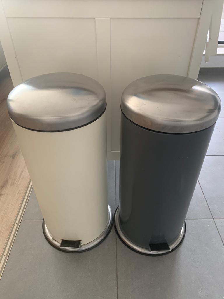 2 poubelles à pédales (crème et grise), Enlèvement, Utilisé, À pédale