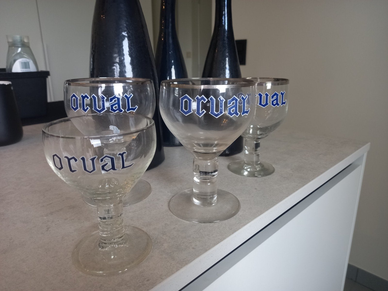 4 Orval glazen, waarvan 1 heel oud emaille, Enlèvement