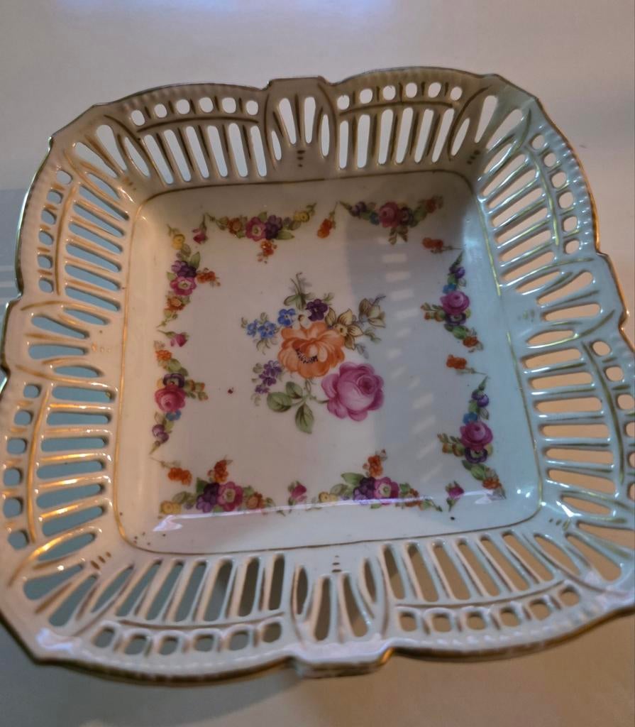 Opengewerkte porseleinen schaal uit de Vintage collectie, Antiek en Kunst, Antiek | Schalen, Ophalen