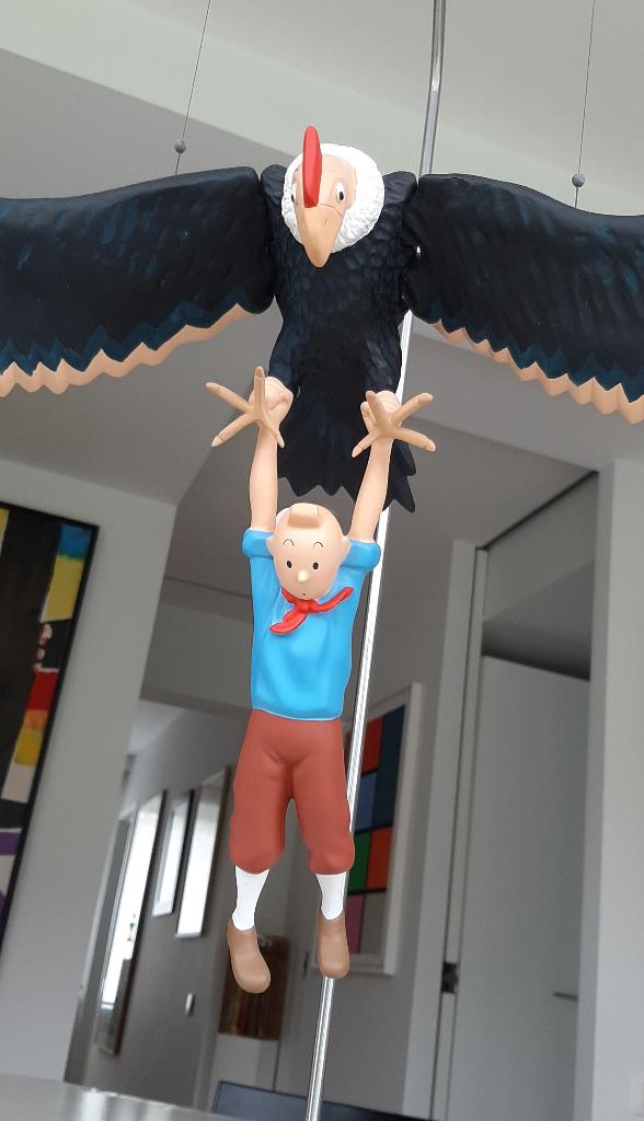 Kuifje en bobby hangend aan de condor 65cm, Verzamelen, Ophalen of Verzenden, Kuifje, Zo goed als nieuw, Beeldje of Figuurtje