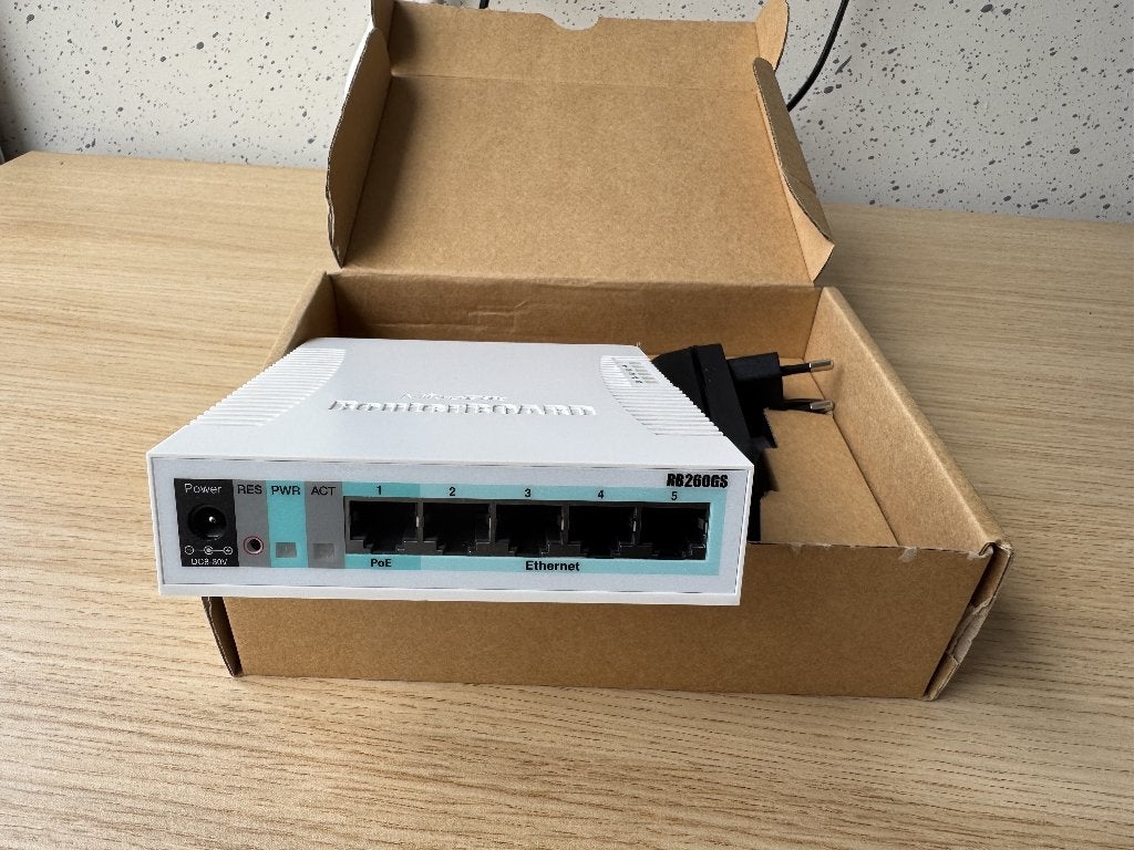 MikroTik RB260GS switch, Computers en Software, Netwerk switches, Ophalen of Verzenden, Zo goed als nieuw