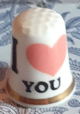 des a coudre de collection i love you (1), Verzamelen, Vingerhoedjes, Ophalen of Verzenden, Zo goed als nieuw, Porselein