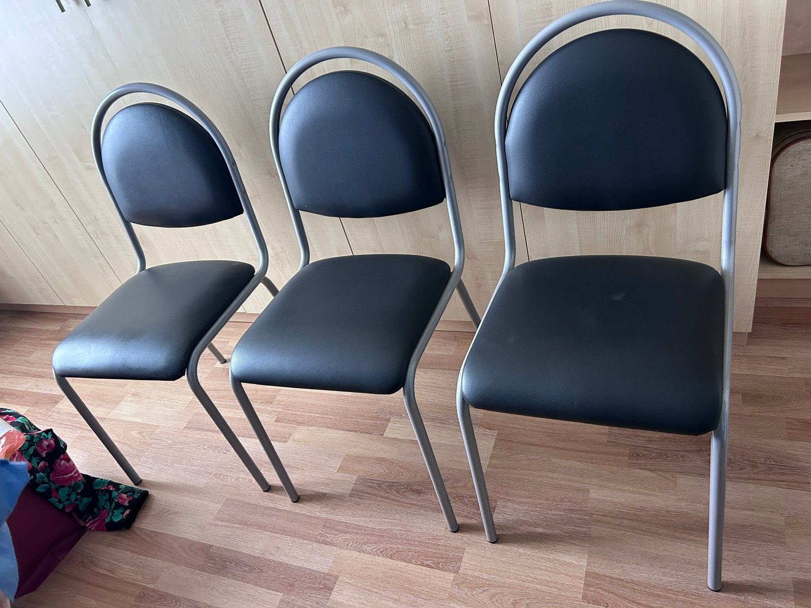 Drie keukenstoelen in kunststof, Huis en Inrichting, Ophalen, Kunststof, Gebruikt, Drie