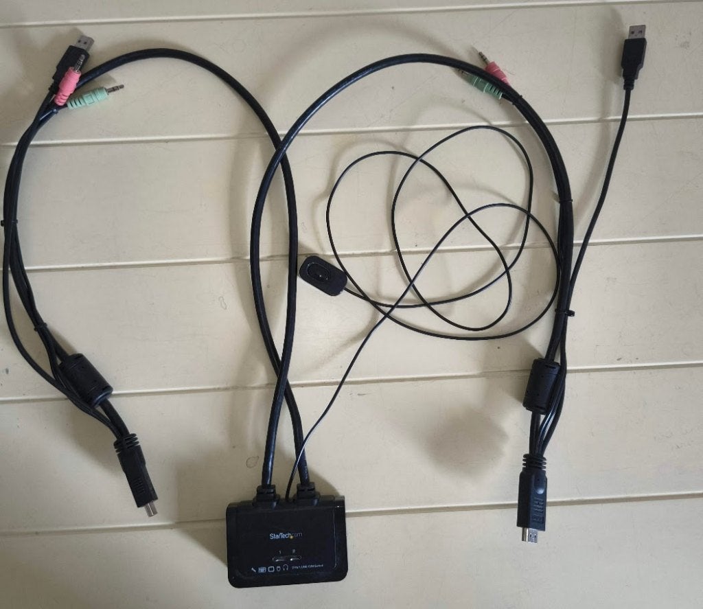 : StarTech SV211HDUA – 2 Port USB HDMI KVM Switch met Audio, Ophalen of Verzenden, Gebruikt