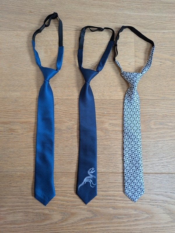 accessoires : cravates dinosaure et football, Enlèvement, Comme neuf