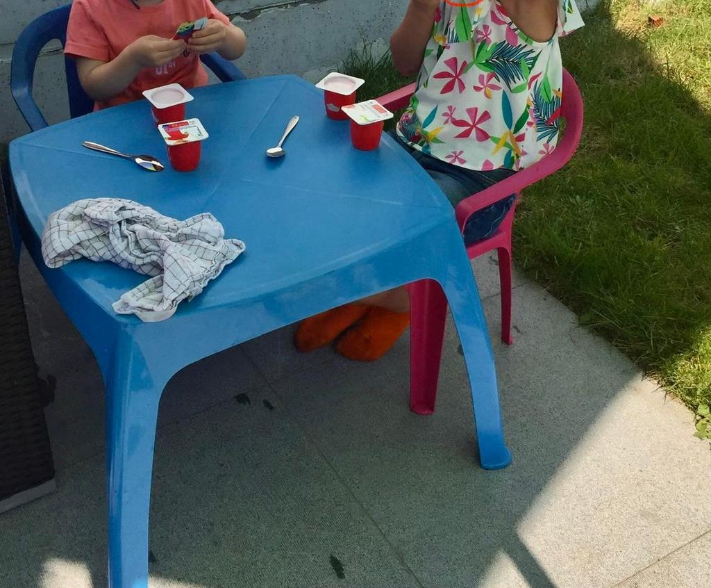 Kindertafel + 2 stoelen, Kunststof, Gebruikt, Stoel, Ophalen