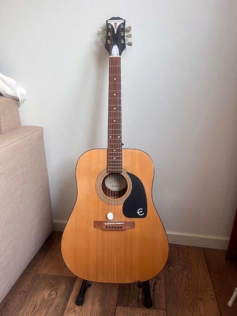 Epiphone Acoustic Guitar & Guitar Stand (Sunburst/Natural), Muziek en Instrumenten, Snaarinstrumenten | Gitaren | Akoestisch, Ophalen