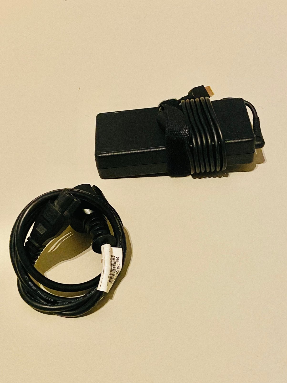 135W oplader met square tip aansluiting, TV, Hi-fi & Vidéo, Enlèvement ou Envoi, Comme neuf, Moins de 2 mètres, Autres câbles