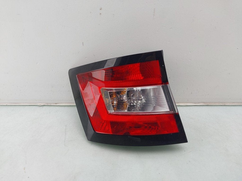 ACHTERLICHT LINKS Skoda Fabia III Combi (NJ5), Gebruikt, Info@skoda-auto.de, Skoda, Max-Planck-Straße  3-5
64331  Weiterstadt, DE