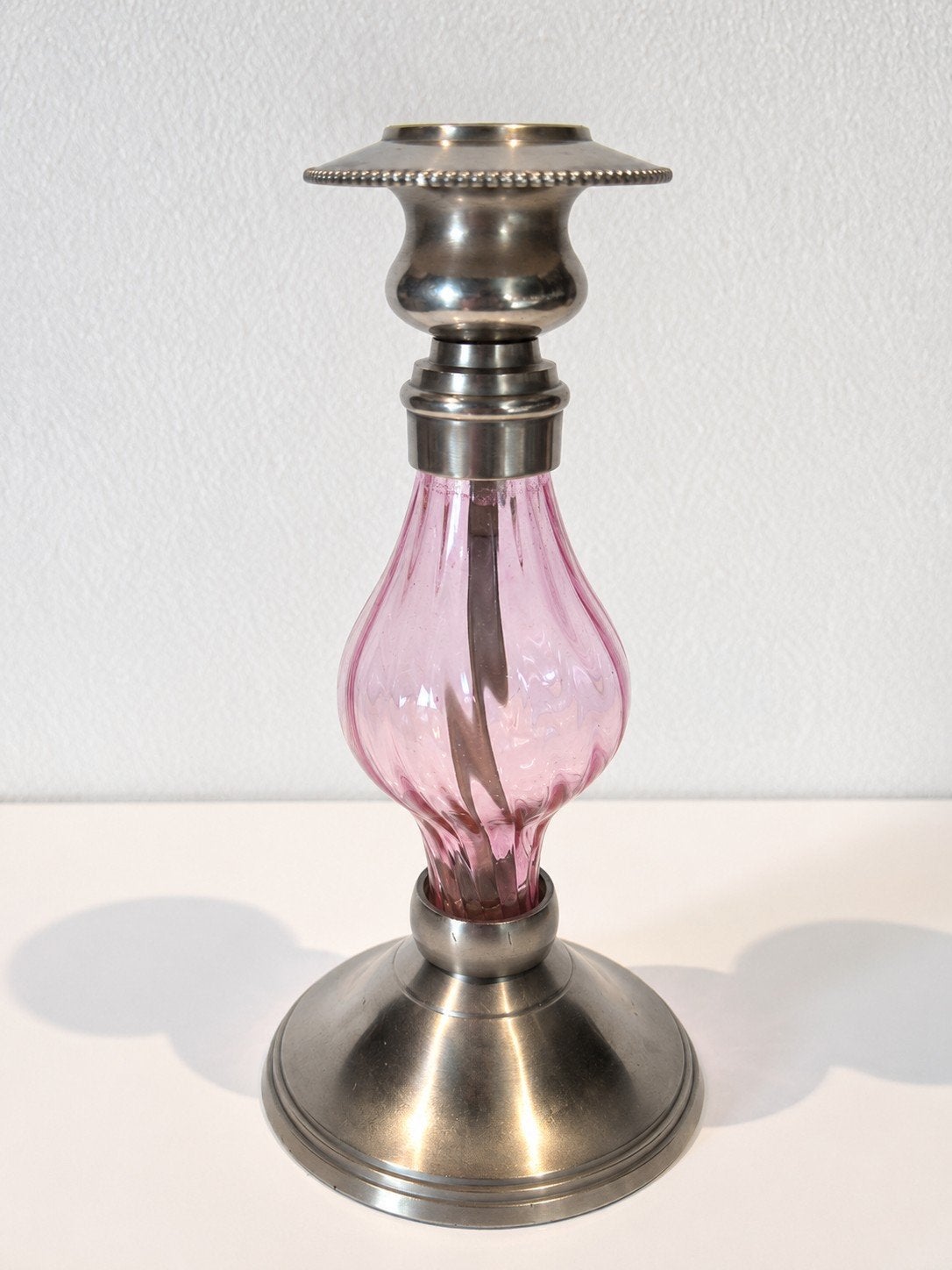 Vintage kandelaar met roze gedraaid glas  inox metalen afwer, Ophalen of Verzenden, Glas