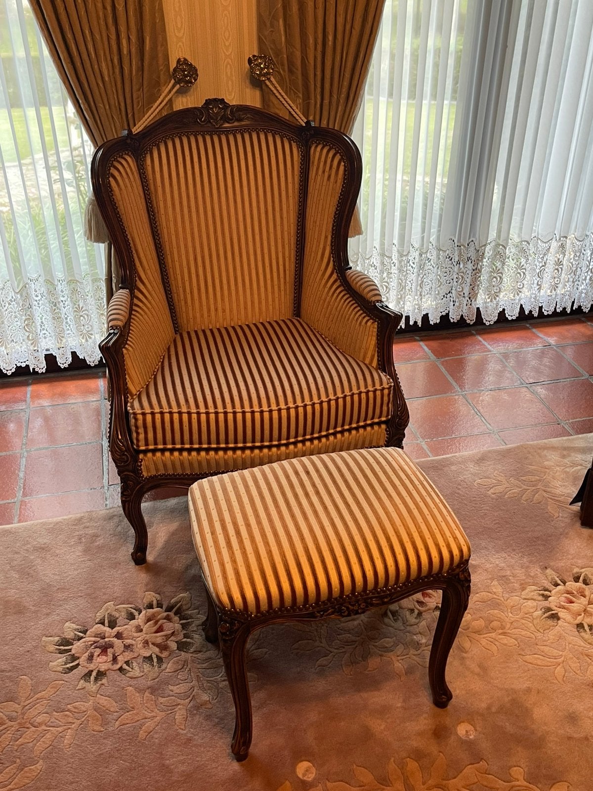 Fauteuil classique de style baroque, Enlèvement