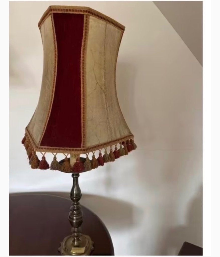 Lamp met fluwelen/varkensblaas kap, Enlèvement
