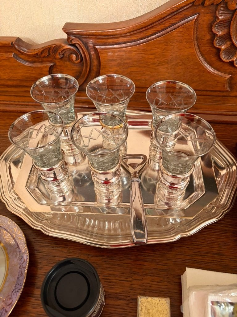 Vintage verzilverde likeurset met 6 glaasjes op dienblad, Antiek en Kunst, Antiek | Glaswerk en Kristal, Ophalen