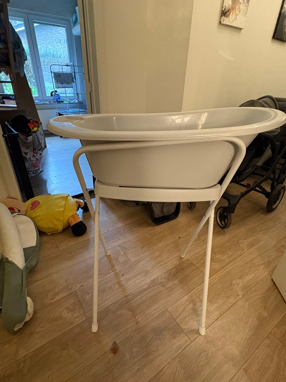 Baignoire et support bebe-jou gris + siège bébé, Enfants & Bébés, Enlèvement ou Envoi, Comme neuf, Standard, Bébé-jou