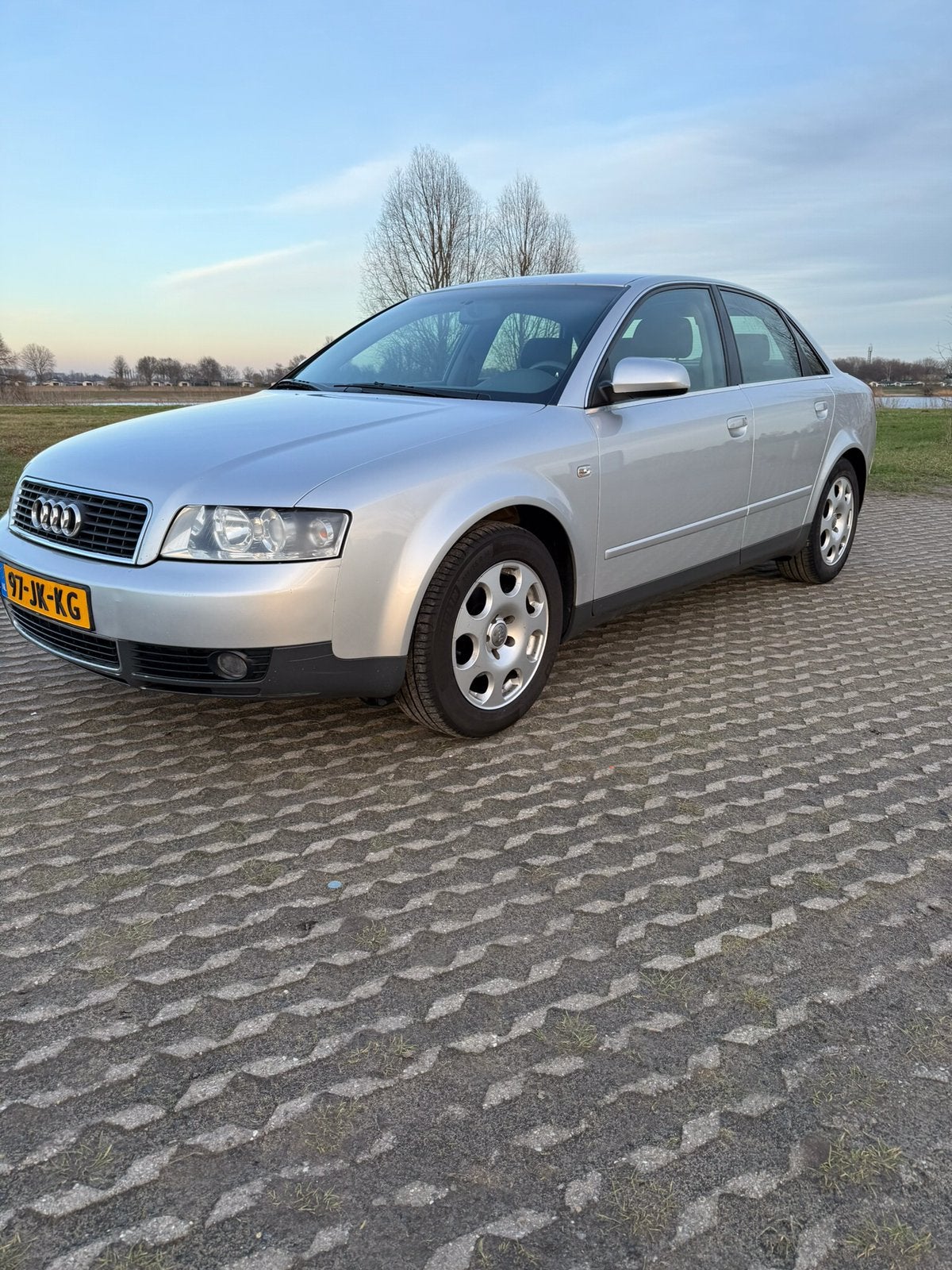 Audi A-4 2.0 Limousine airco abs NIEUWSTAAT, Voorwielaandrijving, 4 deurs, Stof, Zwart