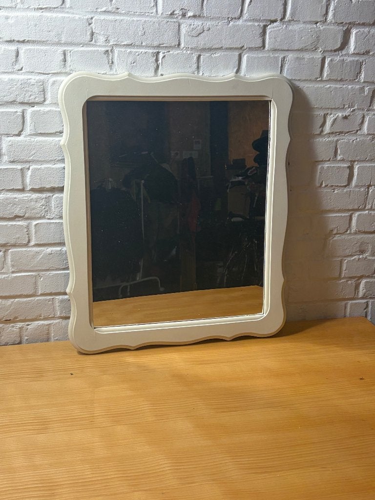 Klassieke brocante wandspiegel - crème/gebroken wit hout, Info@denekster.com, Ik weet het niet, Ophalen of Verzenden, Minder dan 100 cm