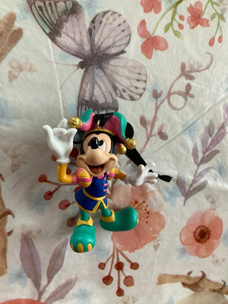 Nieuw Disney ornament - Mickey Mouse gekleurde outfit, Verzamelen, Ophalen of Verzenden, Mickey Mouse, Nieuw, Beeldje of Figuurtje