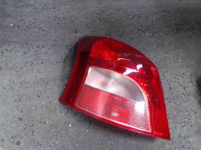Feu arrière gauche Toyota Yaris 2 2005-2009 LP/15328, Enlèvement, Utilisé, Toyota