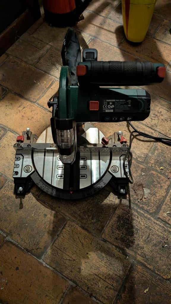 SCIE À ONGLETS ET SCIE À ONGLETS PARKSIDE PKS1500, Bricolage & Construction, Outillage | Scies mécaniques, Enlèvement