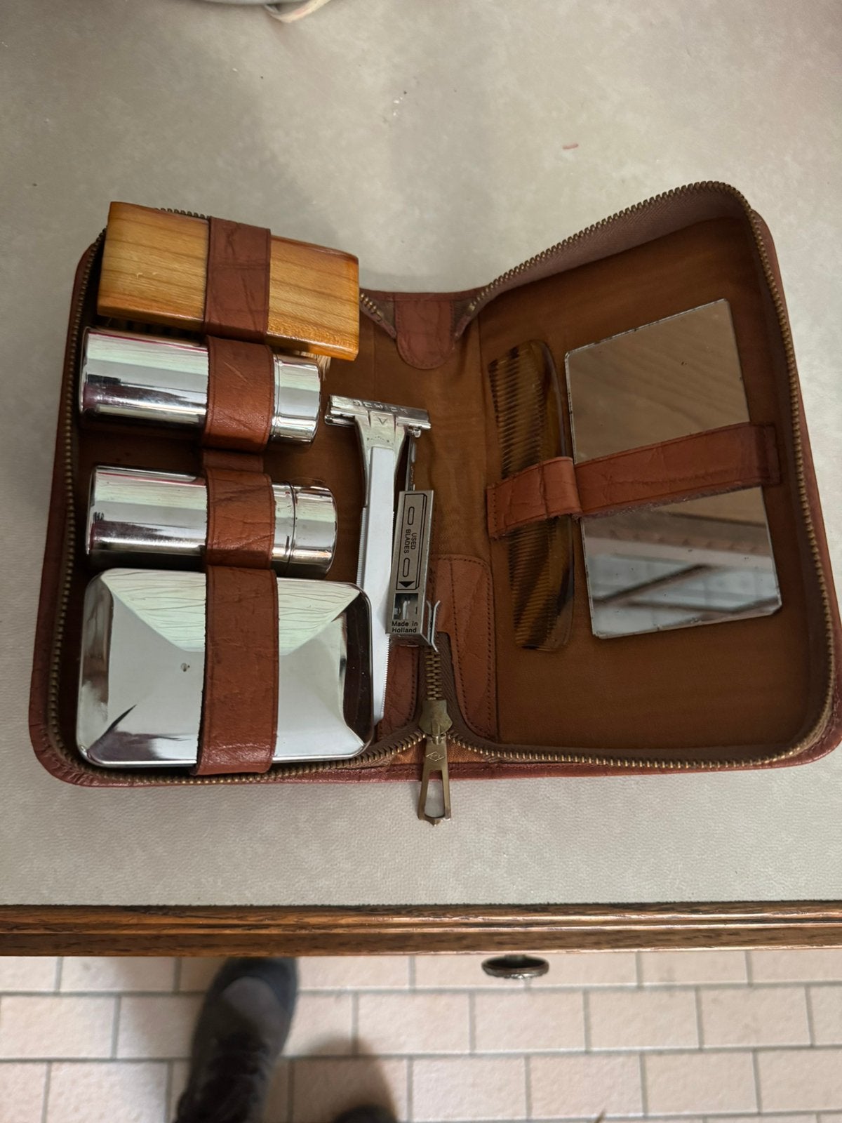 Oude scheerset in étui te koop, Handtassen en Accessoires, Toilettassen, Ophalen, Zo goed als nieuw, Bruin, Heer