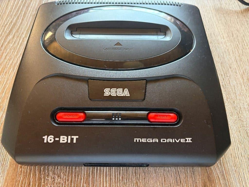 Sega Mega Drive II complète - 3 manettes + jeu, Met games, Mega Drive, Ophalen of Verzenden, Zo goed als nieuw