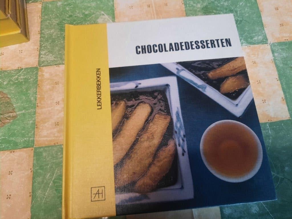 chocoladedesserten vintage kookboek van artis historia, Boeken, Ophalen of Verzenden