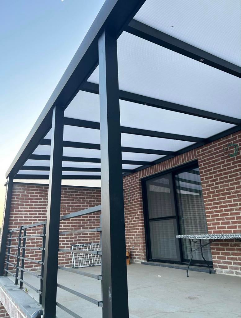 Veranda 8m x 3,6m met glazen schuifwand en spotlights