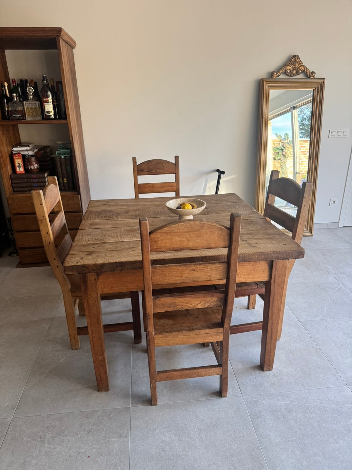 Massief houten eettafel met 4 stoelen, Huis en Inrichting, Ophalen, Zo goed als nieuw