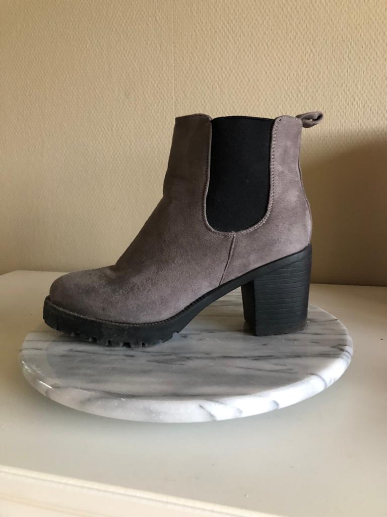 Grijze suede laarsjes met subtiele hak maat 39, Kleding | Dames, Schoenen, Ophalen, Lage of Enkellaarzen, Zo goed als nieuw, Grijs