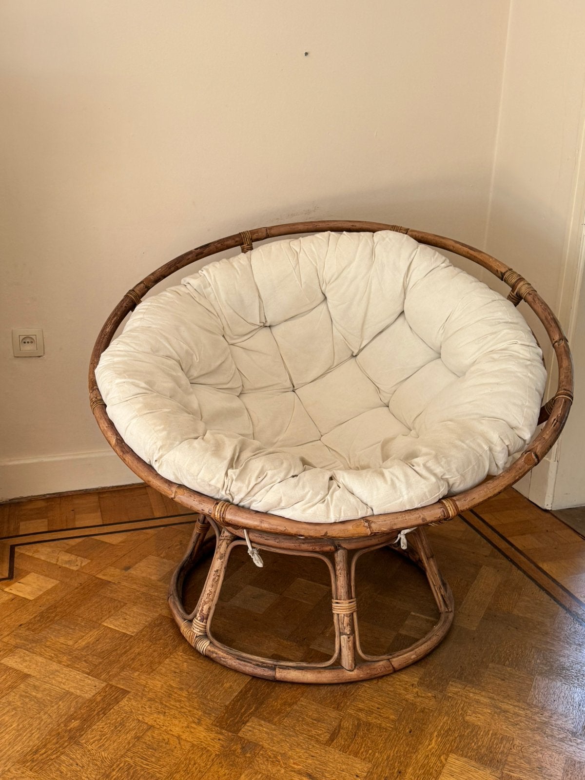 Ruime rotan lounge fauteuil met ivoorkleurig kussen, Huis en Inrichting, Ophalen, Zo goed als nieuw