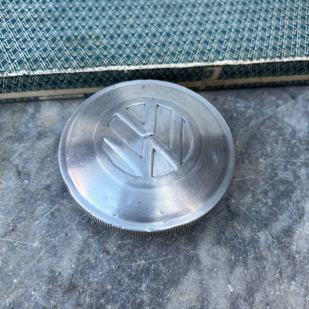 VW 80 mm tankdop, zeldzaam model met verhoogd midden, blauw, Ophalen of Verzenden, Volkswagen