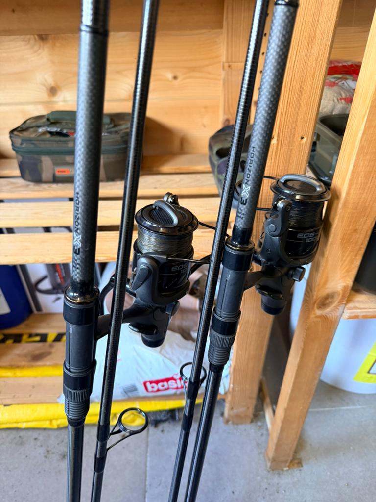 2 Fox hengels (12ft 3lb) met 2 Fox molens, Ophalen, Zo goed als nieuw