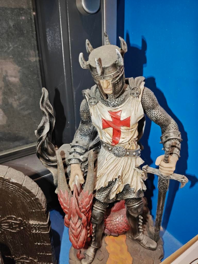 Diverses statues de Romains et de Croisés, Enlèvement, Comme neuf, Fantasy