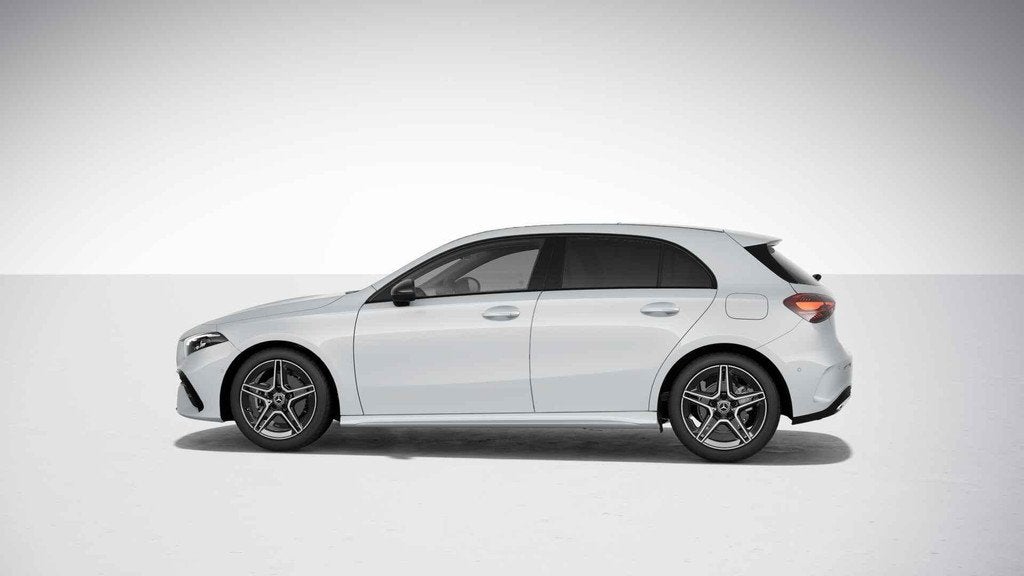 Mercedes-Benz A-Klasse 180 Hatchback AMG Line | Panoramisch, Stof, Gebruikt, 680 kg, 4 cilinders