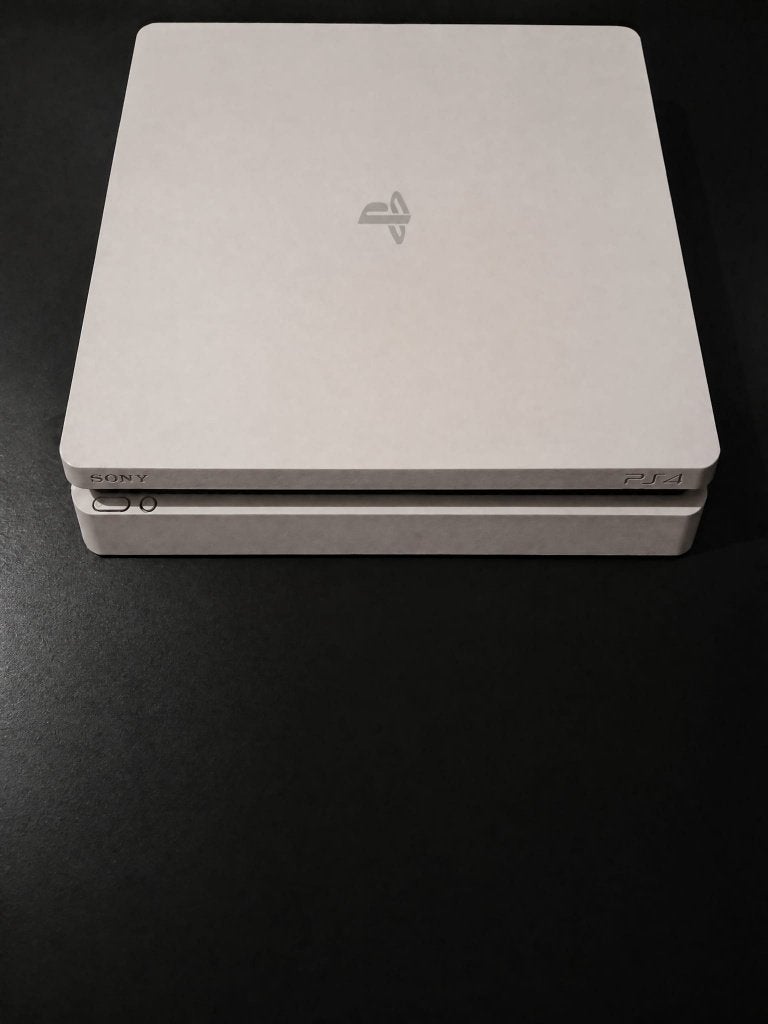 PlayStation 4 Slim (Glacier White) + 8 jeux, Consoles de jeu & Jeux vidéo, 500 GB, Comme neuf, Avec jeux, Slim