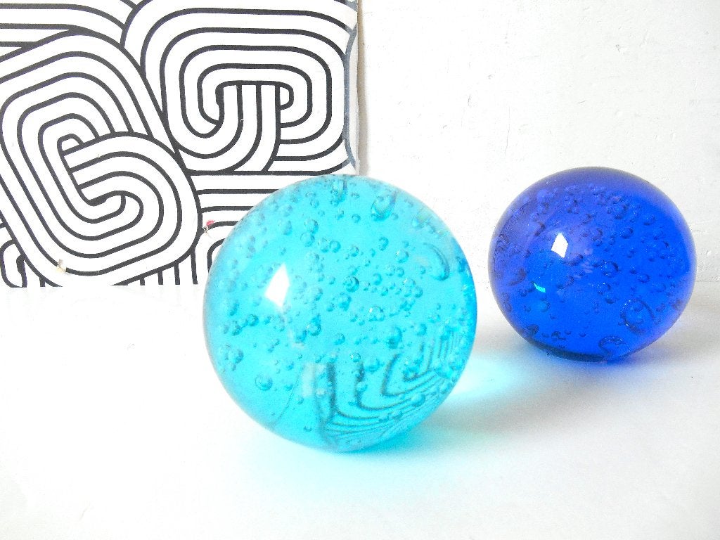 Presse-papiers avec bulles d'air en verre, Antiquités & Art, Art | Objets design, Verre, Objet, 9 cm, Bleu