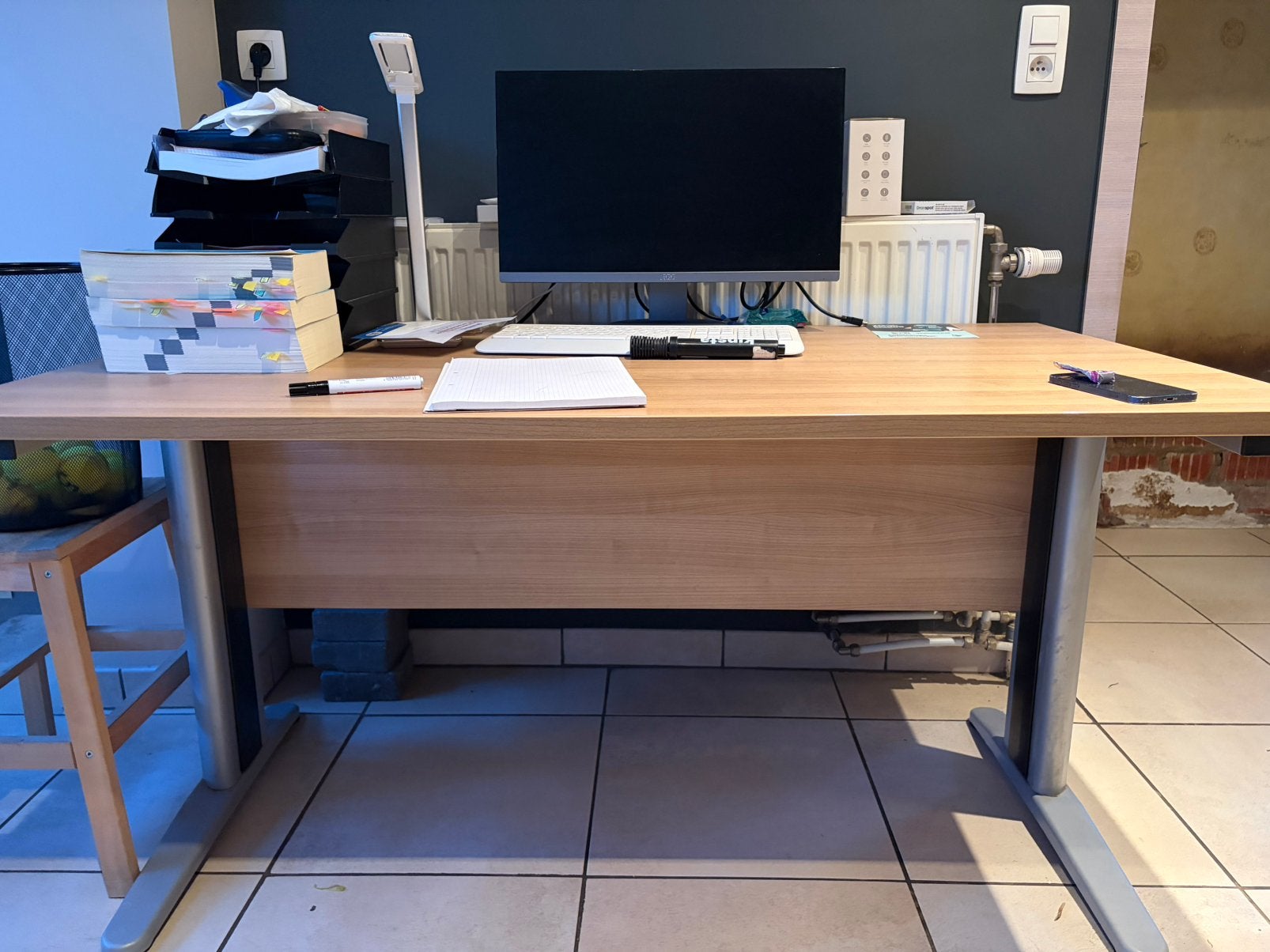 L-vormige bureau met bureaustoel, Ophalen, Hout, Hoekbureau, Bruin