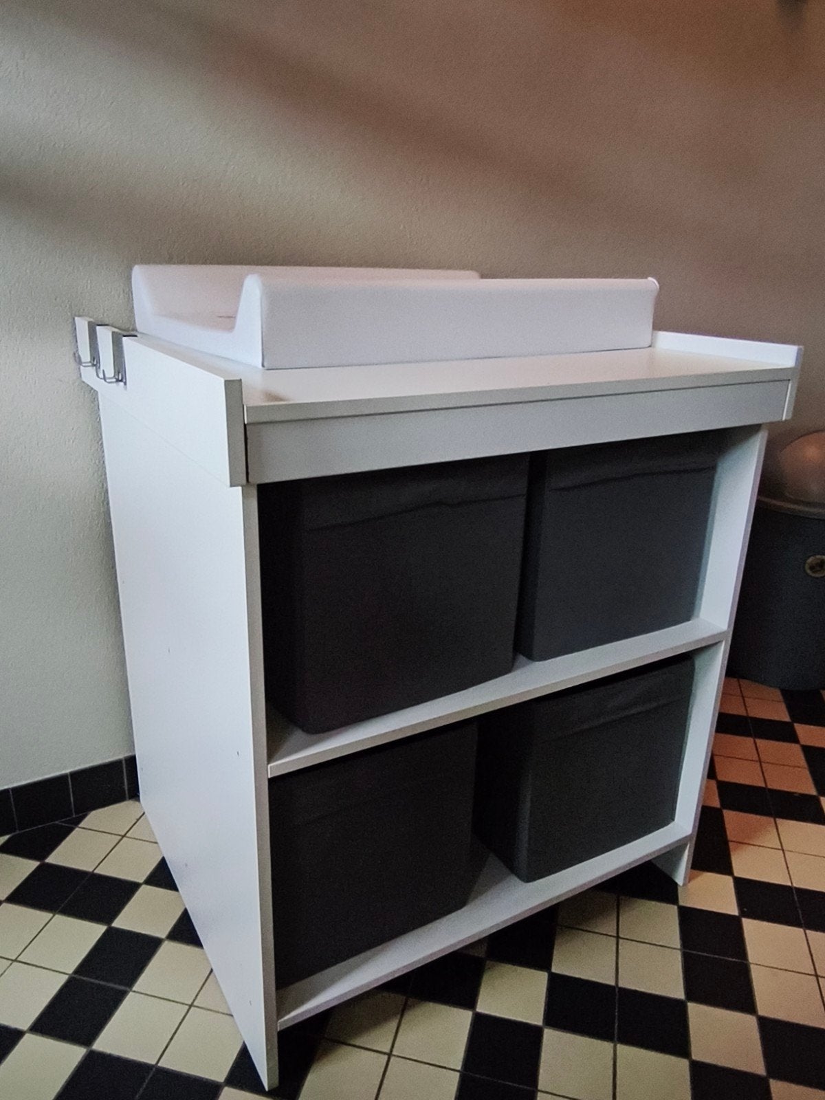 Praktische verzorgtafel met verzorgingskussen en manden, Ophalen