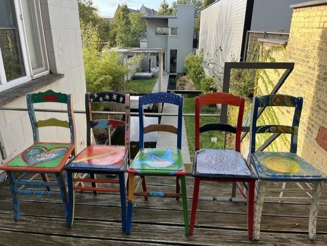 Cinq chaises en bois peint - ensemble coloré et solide, Autres couleurs, Vintage, Enlèvement, Bois
