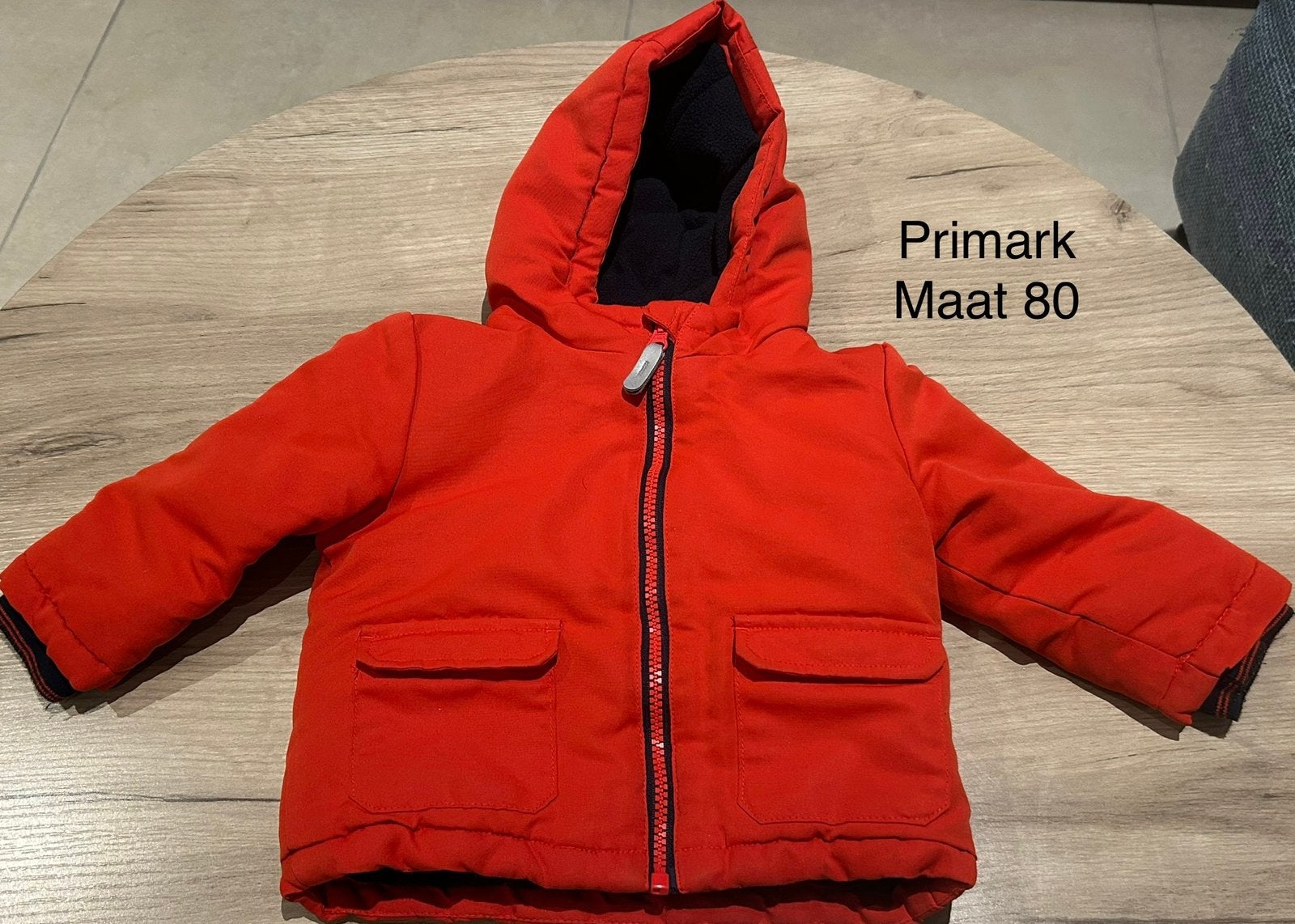 Rode winterjas (Primark, maat 80), Ophalen of Verzenden, Zo goed als nieuw, Jasje