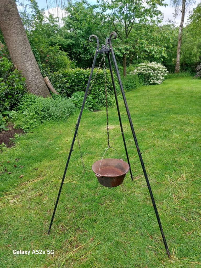 Driepikkel met gietijzeren pot aan katrolsysteem, Ophalen
