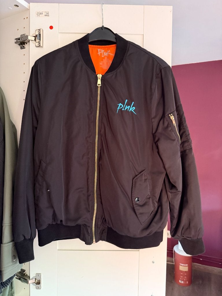 Officiele P!NK merch 2024 - trustfall bomber, Musique & Instruments, Musiques & Instruments Autre, Enlèvement ou Envoi, Comme neuf