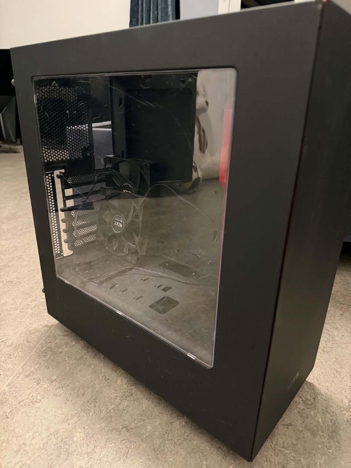 pc case en fans nzxt
merk nzxt
met 2 fans van nzxt
bedrading, Computers en Software, Ophalen