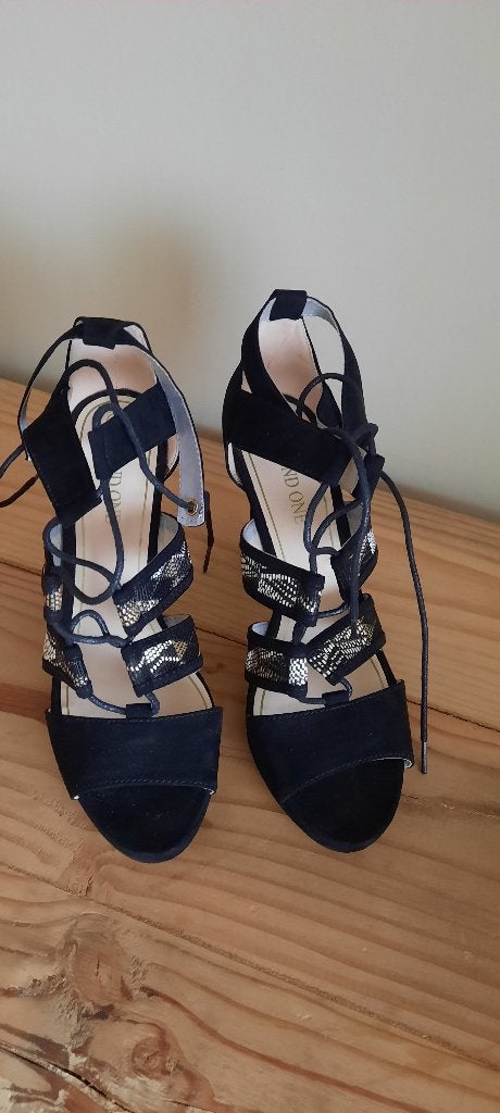 Nouvelles belles chaussures à talons taille 40, Neuf, Enlèvement ou Envoi, Chaussures à haut talons, Trend One