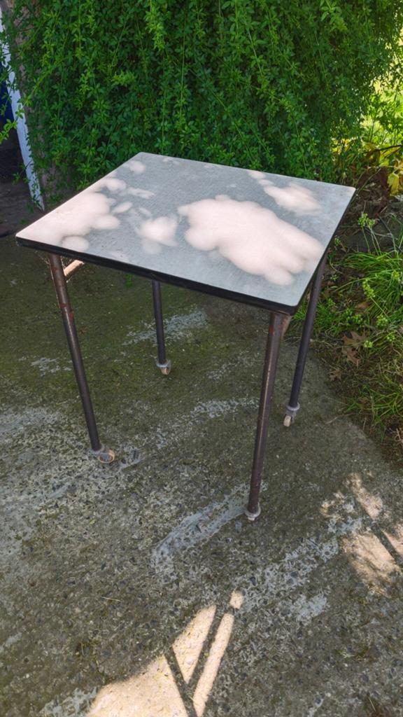 Metalen roltafeltje op wielen tafel, Ophalen