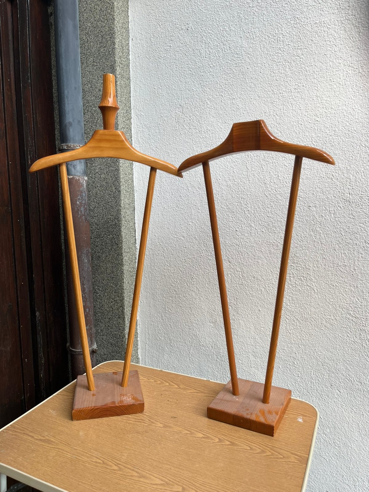 Twee midcentury dressboys, Ophalen