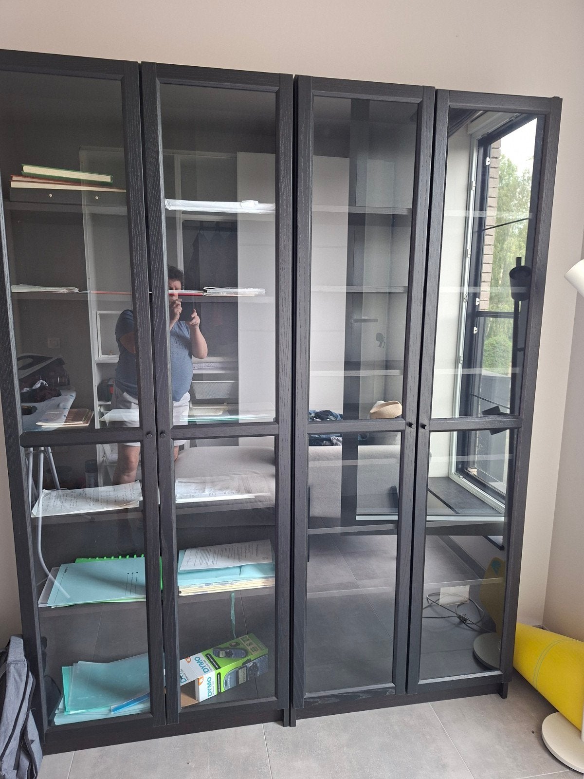 2x zwarte kast met 2 doorzichtige deuren + legers 200 op 80, Ophalen