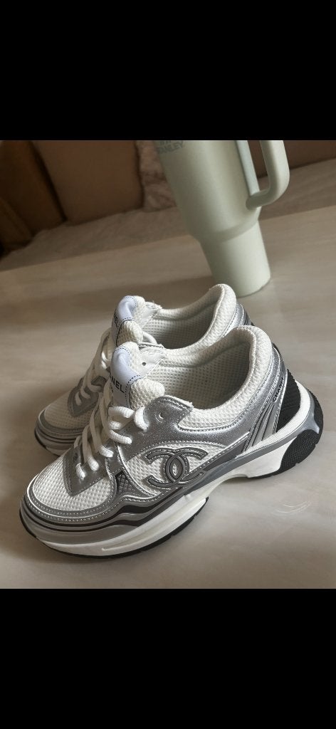 Sneakers Chanel taille 38 jamais porté, Neuf, Enlèvement ou Envoi, Sneakers et Baskets, Blanc