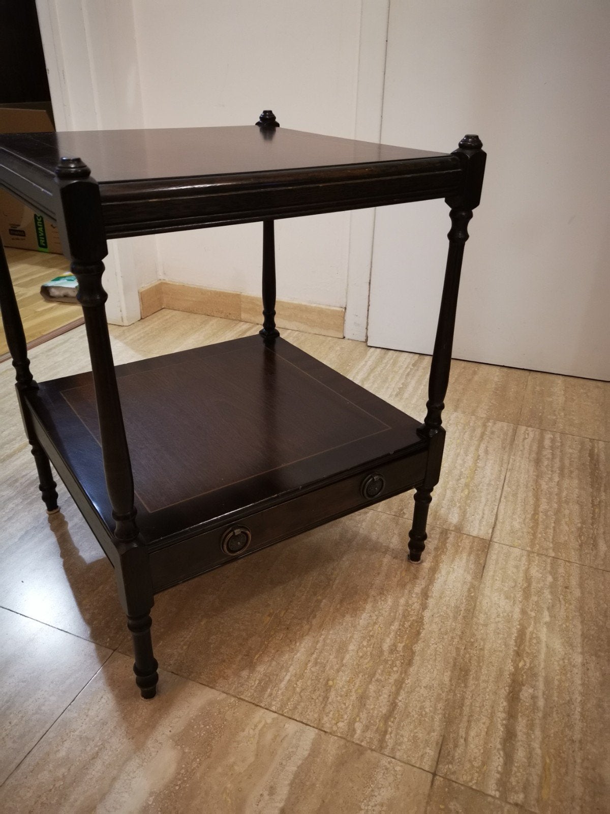 petite table d'appoint britannique, Enlèvement