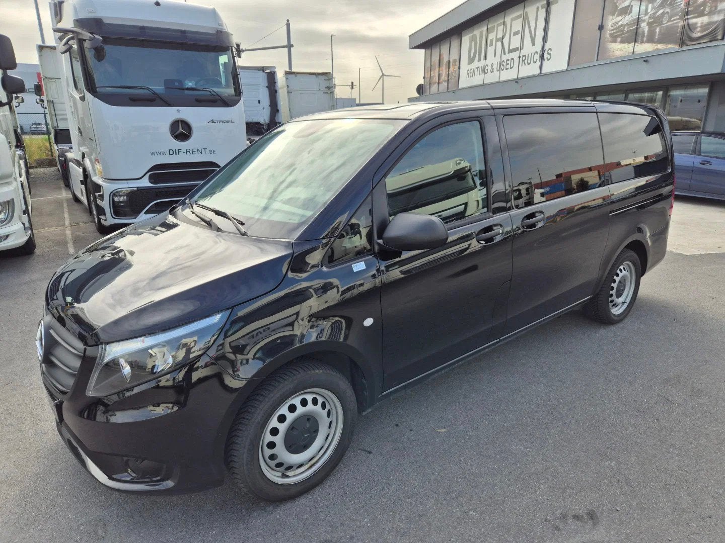 Mercedes-Benz Vito 114 CDI TOURER (bj 2024, automaat), Auto's, Gebruikt, 4 cilinders, 136 pk, Zwart